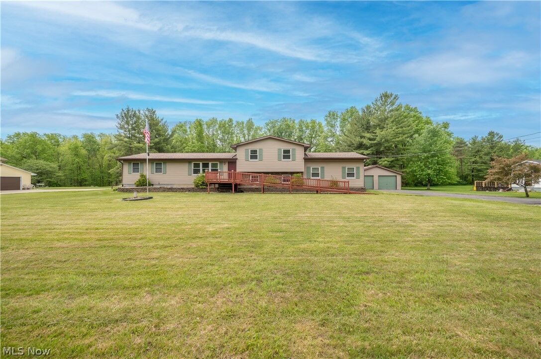Property Photo: 1041 Prentice Road NW OH 44481