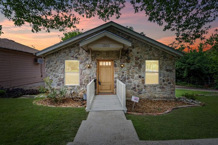 Property Photo: 1303 Arizona Avenue TX 75216