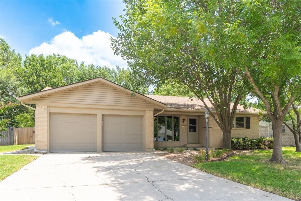 Property Photo: 308 Willow Way TX 76240