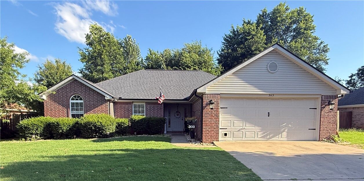 Property Photo:  303 Edgehill Avenue  AR 72745 