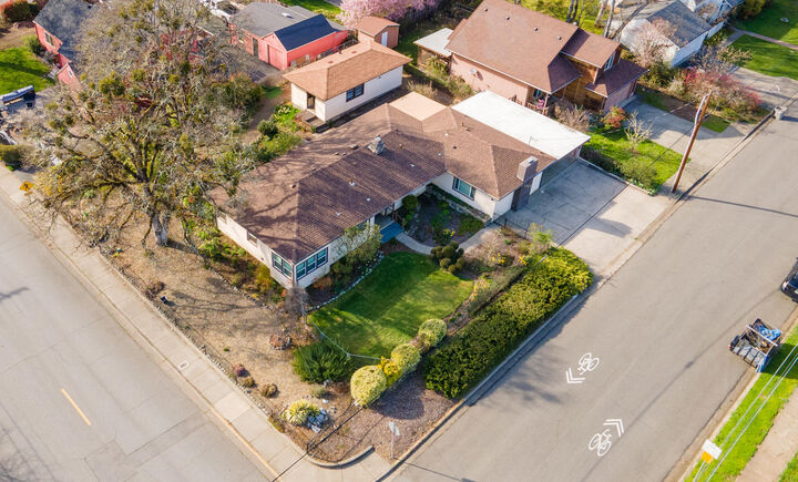 Property Photo:  1502 NW Lawnridge Avenue  OR 97526 