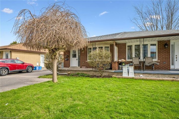 Property Photo:  27 Vicmount Drive  ON N2M 2A2 