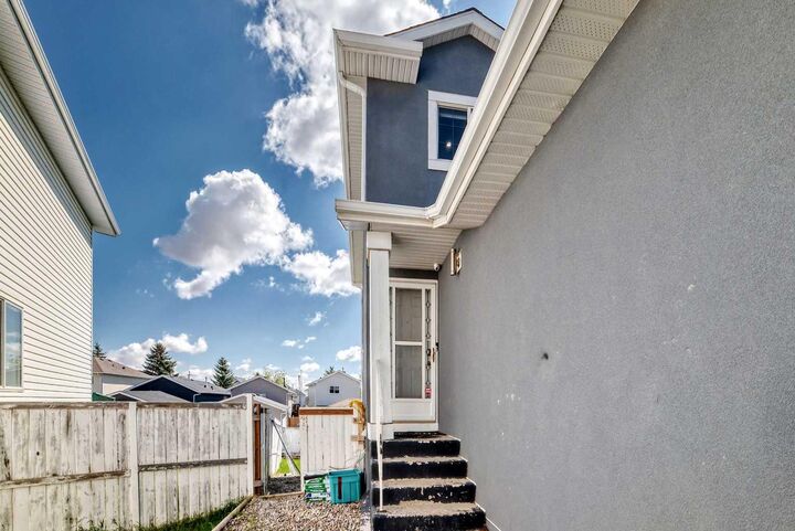 Property Photo:  125 Coral Springs Bay NE  AB T3J 3P4 