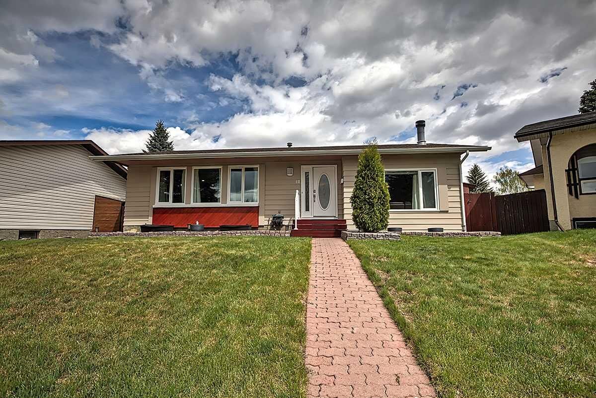Property Photo: 48 Deermont Way SE AB T2J 5P3