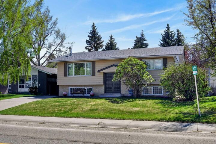 Property Photo: 3139 Oakwood Drive SW AB T2V 0K2