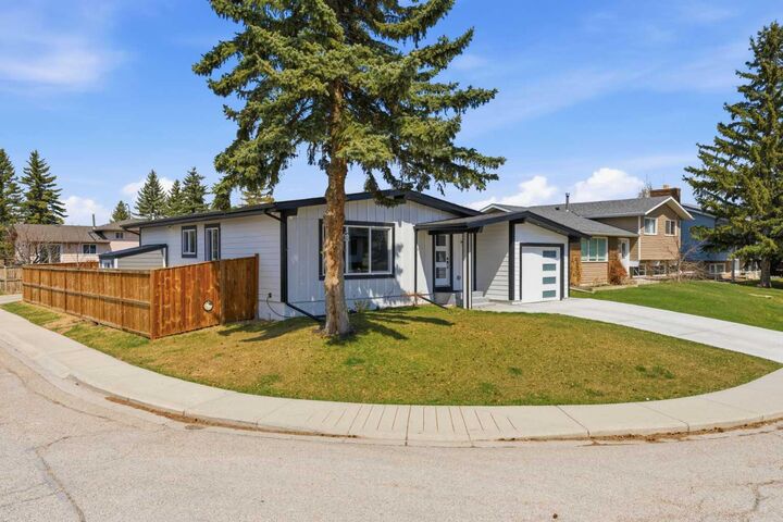 Property Photo: 428 Queen Anne Way SE AB T2J 4R9