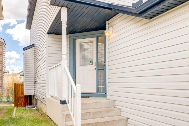 Property Photo: 324 Evermeadow Road SW AB T2Y 4X2