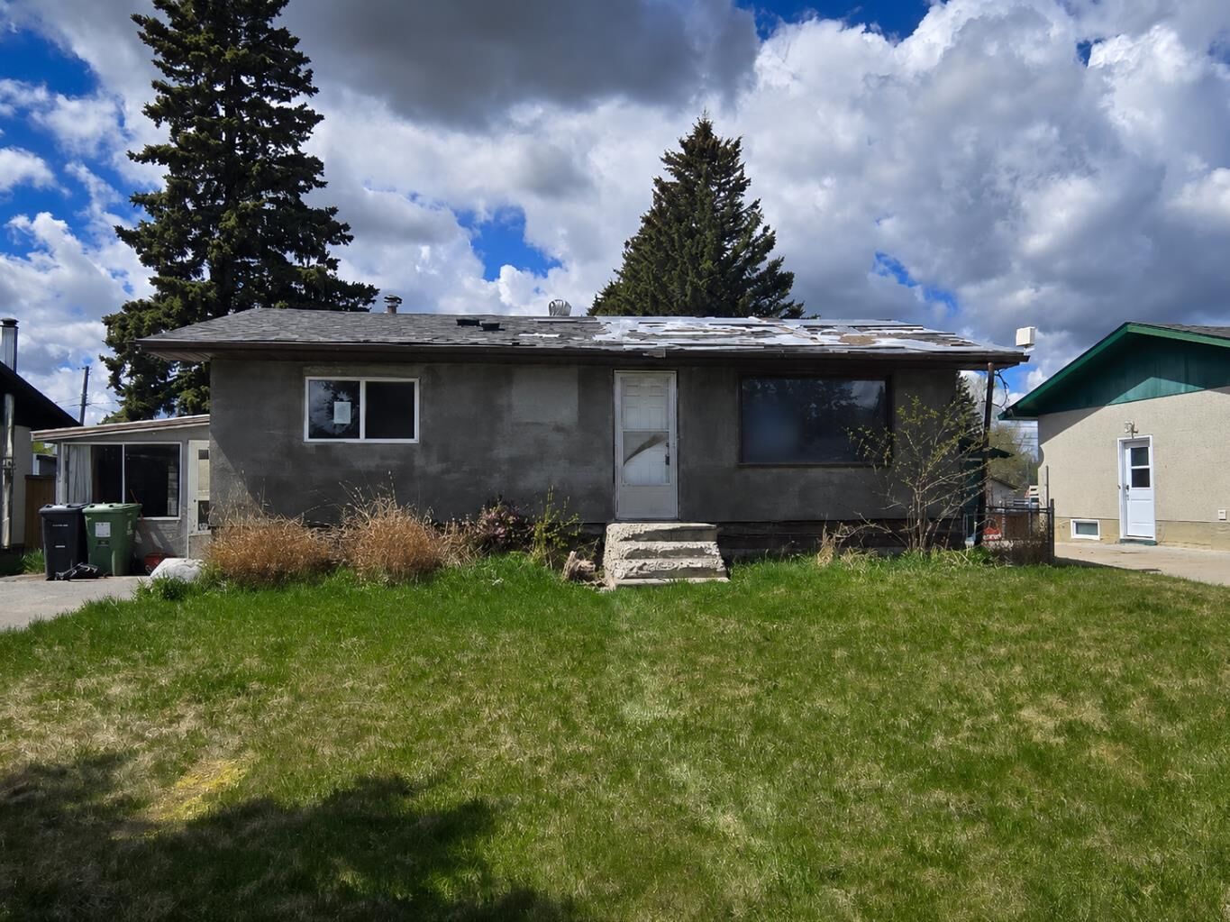 Property Photo:  5008 56 Street  AB T4T 1E8 