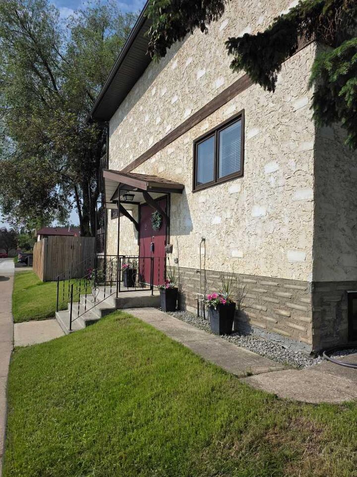 Property Photo: 2 Nichols Crescent AB T4P 1P6