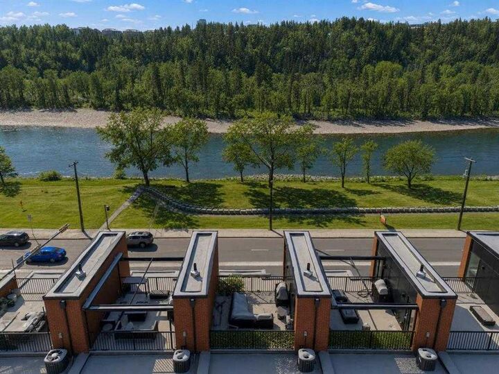 Property Photo: 3040 Parkdale Boulevard NW AB T2N 5B3