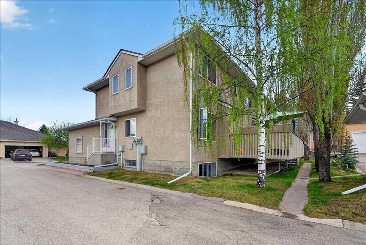 Property Photo:  15 Cedarview Mews  AB T2W 6H8 