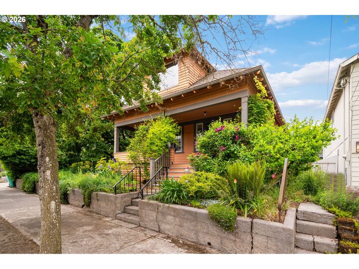 Property Photo: 6635 NE Mallory Ave OR 97211