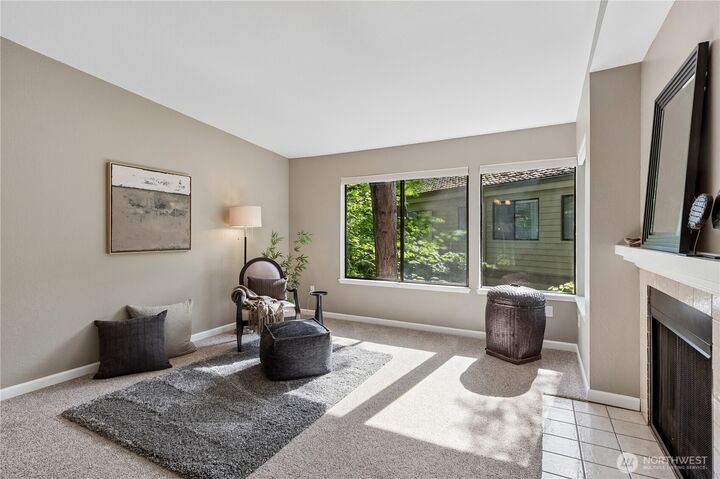 Property Photo:  1380  Bellevue Way NE 4  WA 98004 