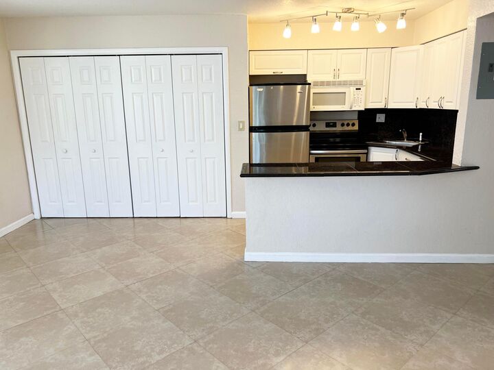 Property Photo:  4050 NE 12th Terrace 15-1  FL 33334 