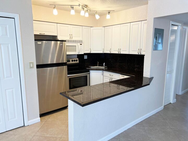 Property Photo:  4050 NE 12th Terrace 15-1  FL 33334 