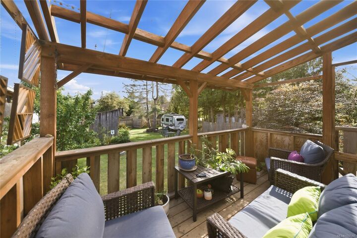 Property Photo:  443 Aysgarth St  BC V9R 1V7 