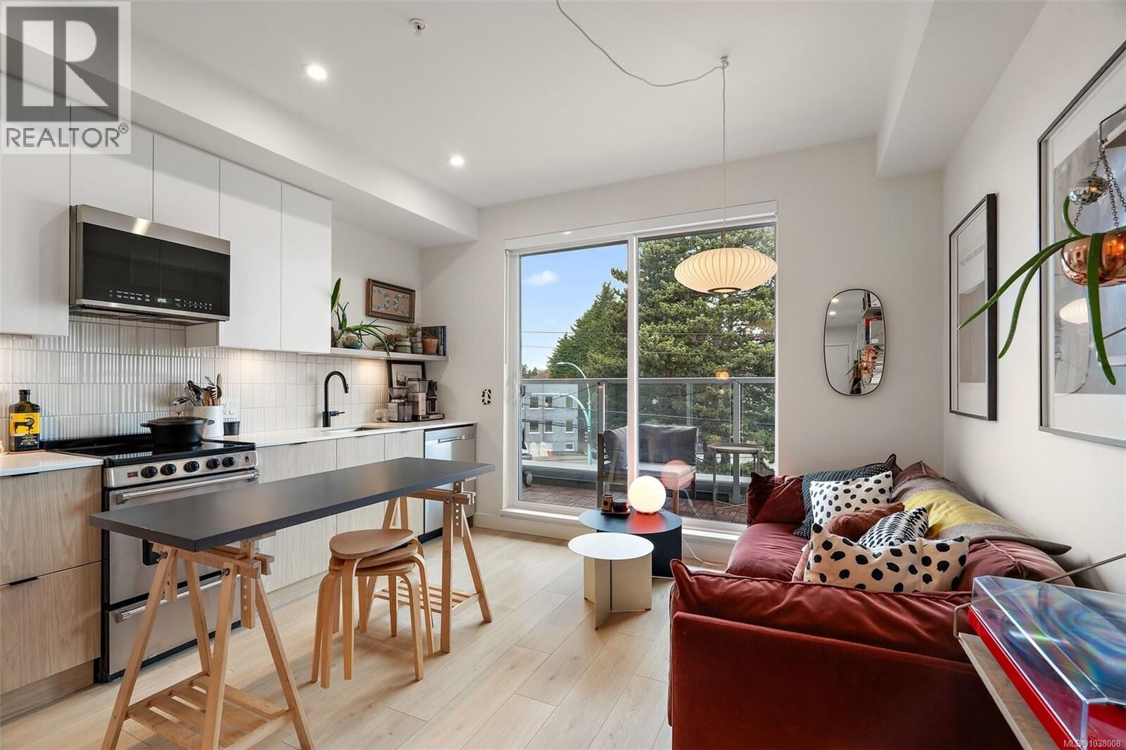 Property Photo:  1301 Hillside Avenue 306  BC V8T 0E3 