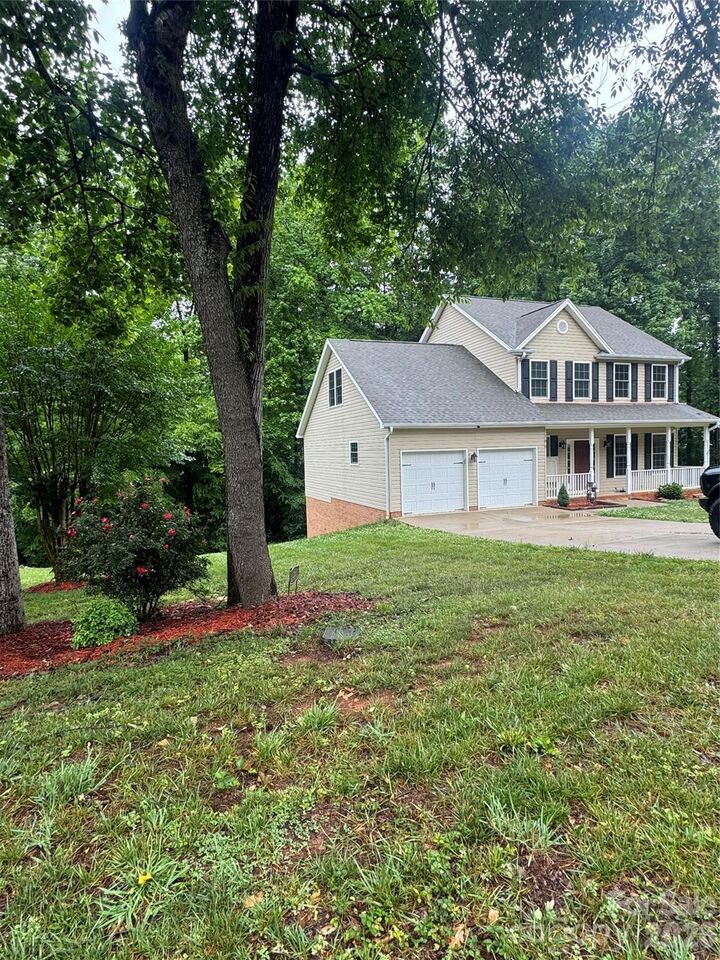 Property Photo:  190 Meadow Glen Drive  NC 28166 