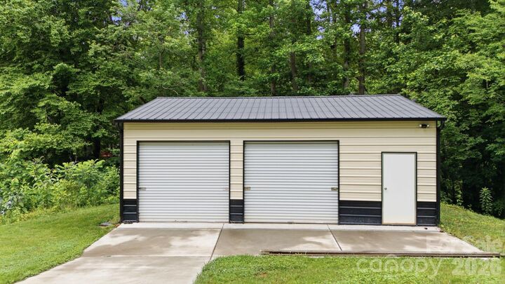 Property Photo: 190 Meadow Glen Drive NC 28166