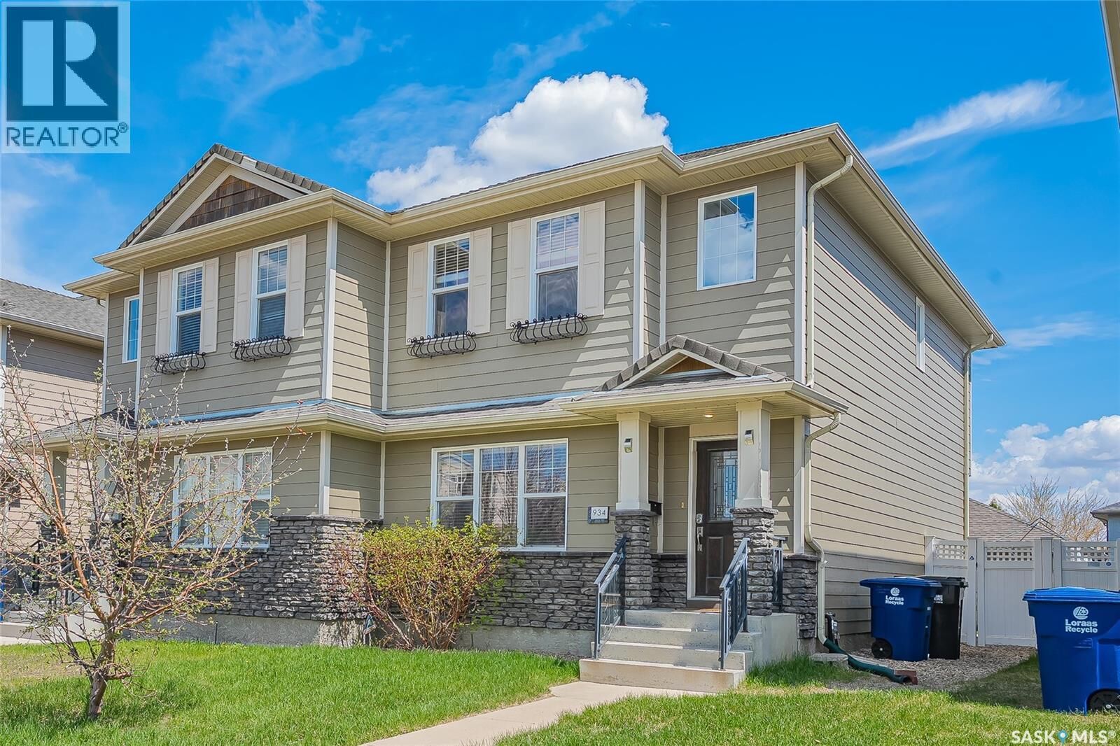 Property Photo: 934 Stonebridge Common SK S7T 0N2