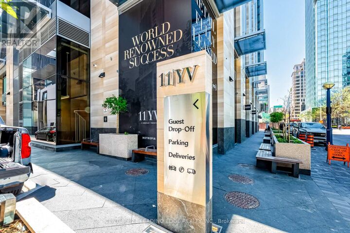 Property Photo:  11 Yorkville Avenue 3709  ON M4W 0B7 