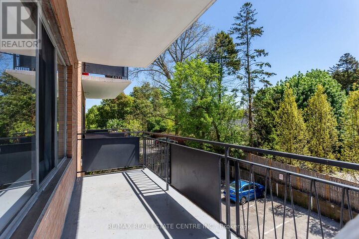 Property Photo:  371 Lakeshore Road West 205  ON L5H 1H4 