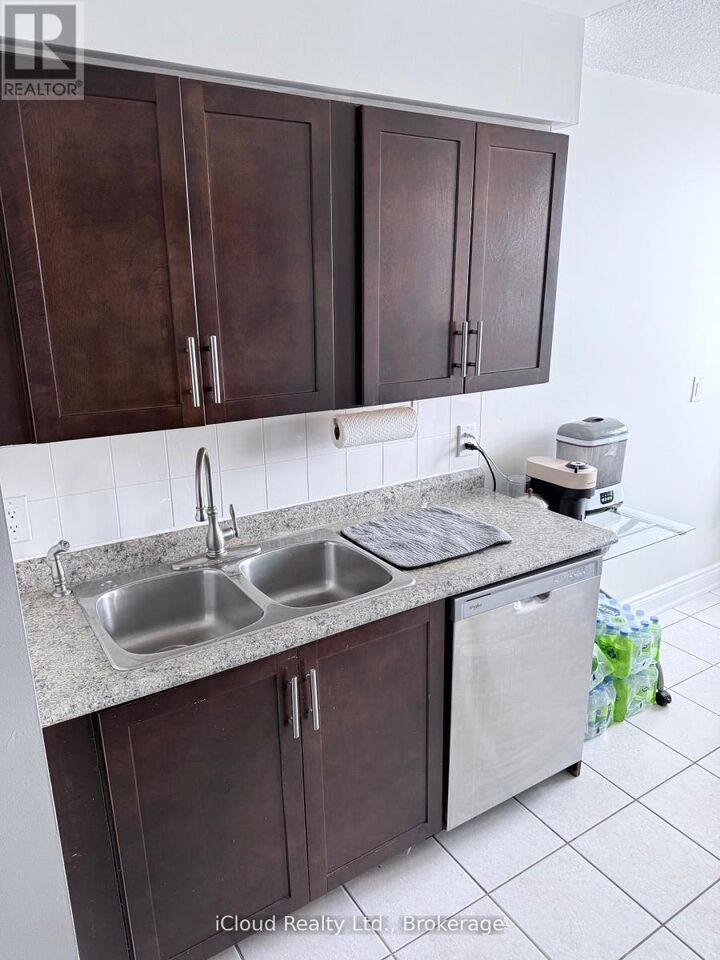 Property Photo:  156 Enfield Place 1509  ON L5B 4L8 