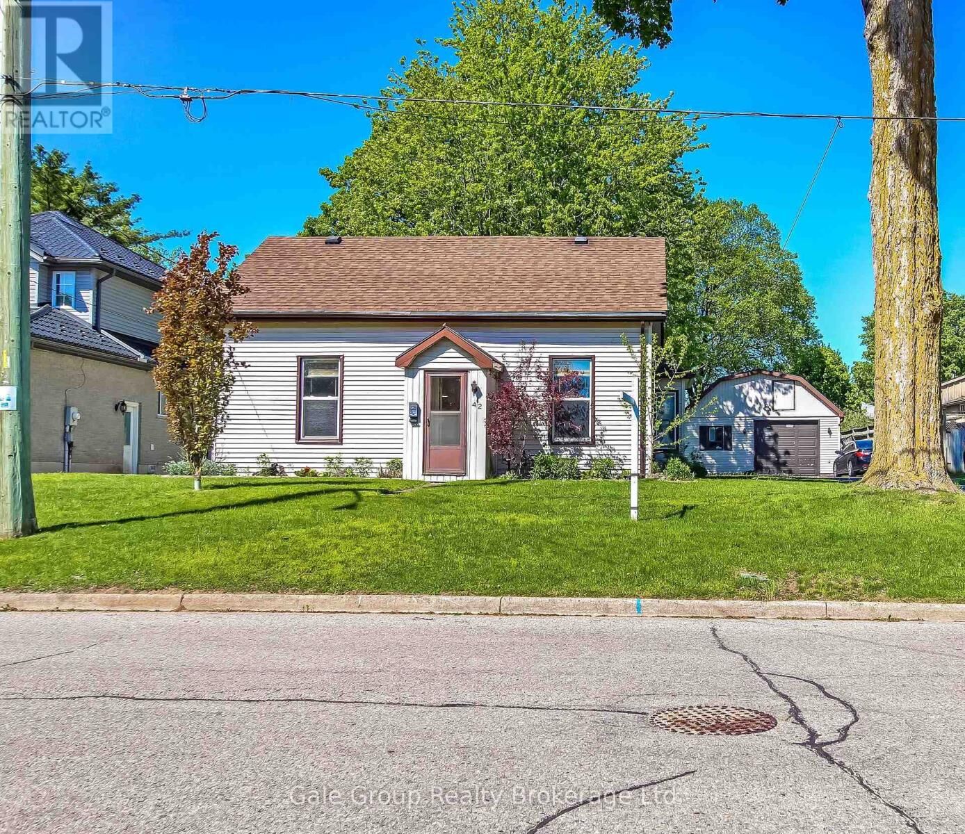 Property Photo:  42 Maud Street  ON N4S 3Y4 