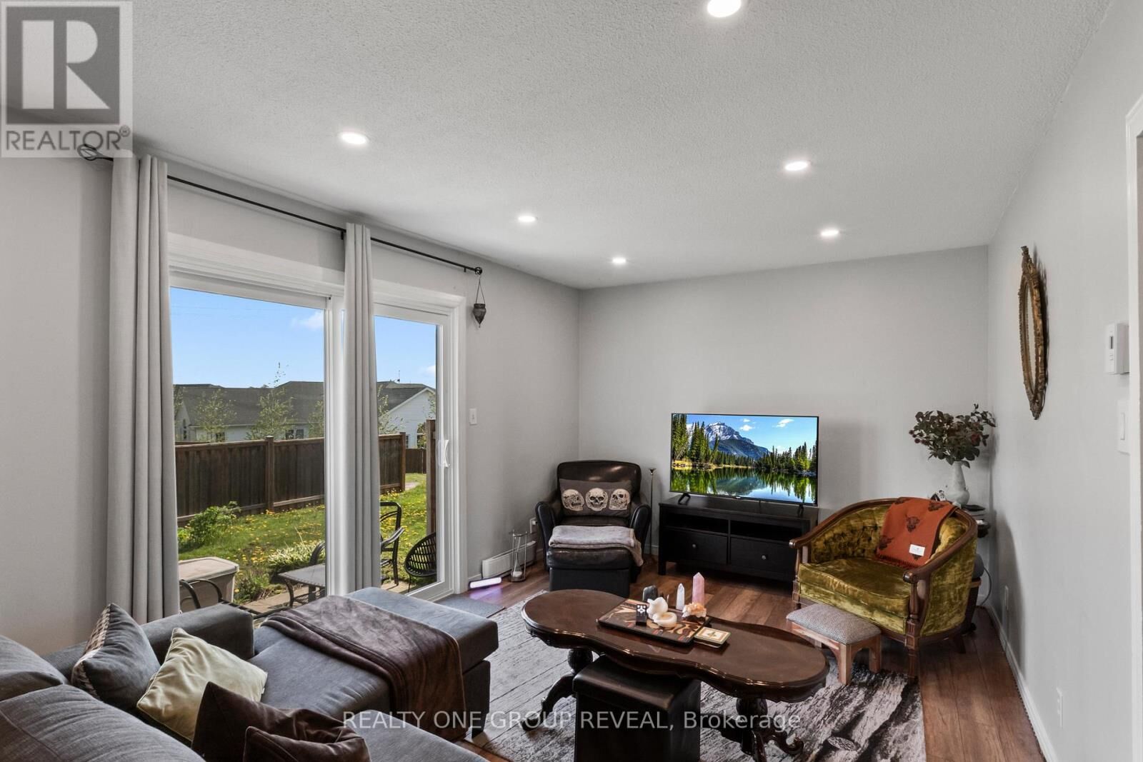 Property Photo:  47 Wellington Street C6  ON L1A 2M4 