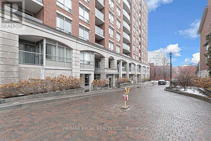 Property Photo:  2 Clairtrell Road 801  ON M2N 7H5 