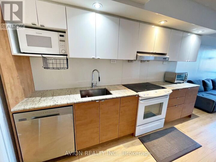 Property Photo:  121 McMahon Drive 705  ON M2K 0C1 