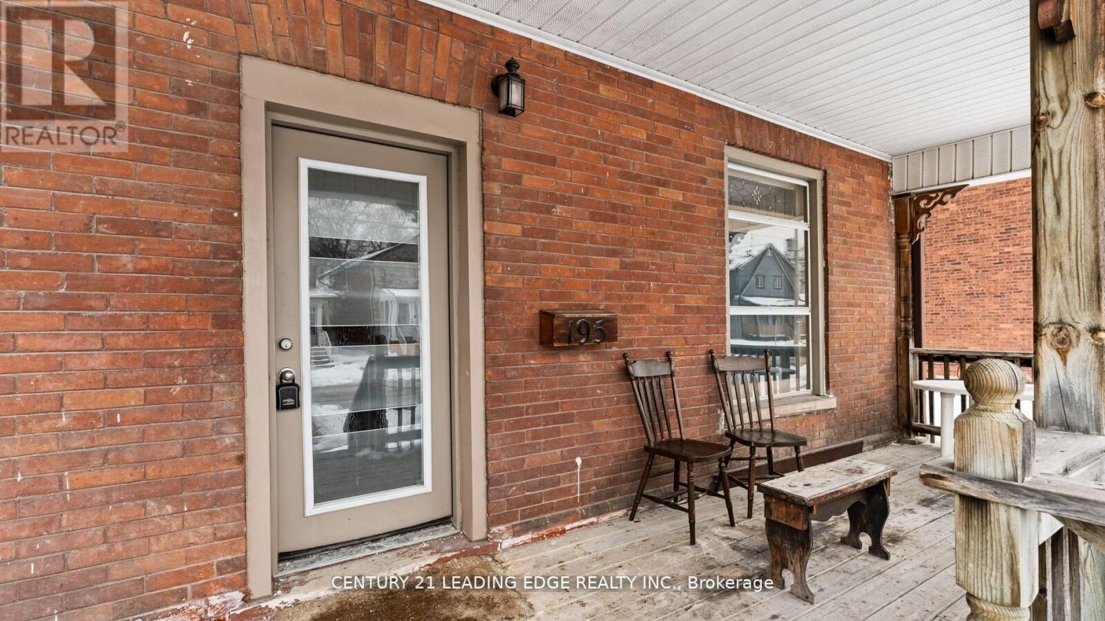 Property Photo:  195 Albert Street 1  ON L1H 4R4 