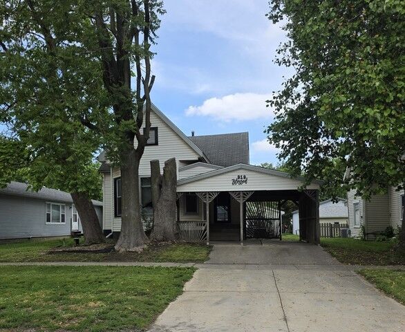 Property Photo:  919 E Johnson Street  IL 61727 
