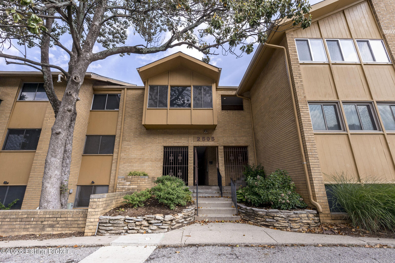Property Photo: 2505 Brownsboro Rd Apt B5 KY 40206