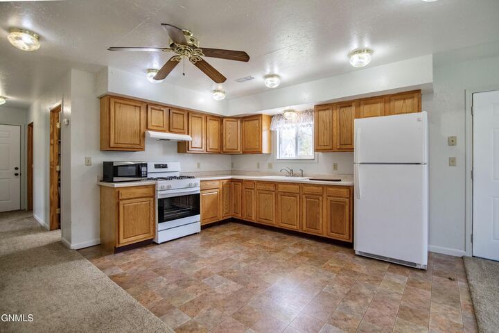 Property Photo: 916 1st Avenue E ND 58647