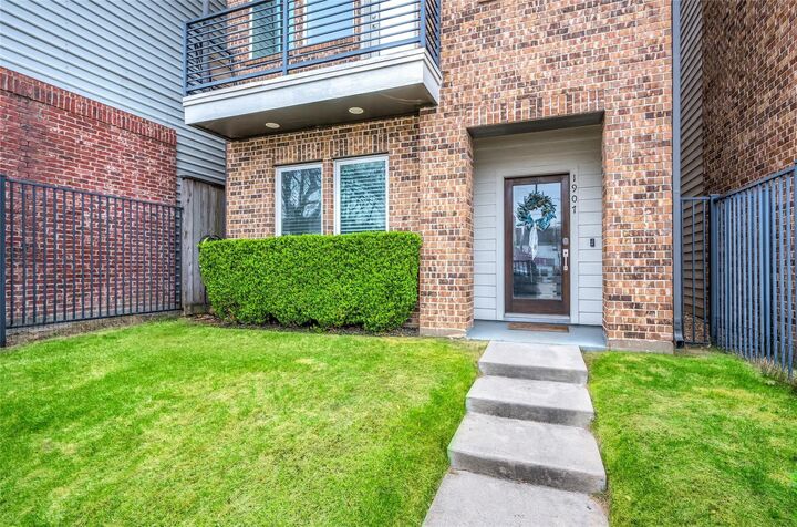 Property Photo:  1907 Houston Avenue  TX 77007 