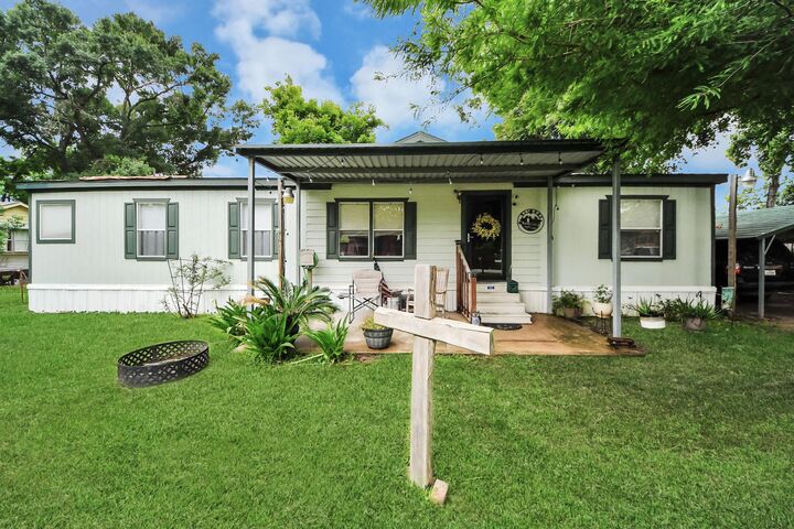 Property Photo:  204 Edith Street  TX 77562 