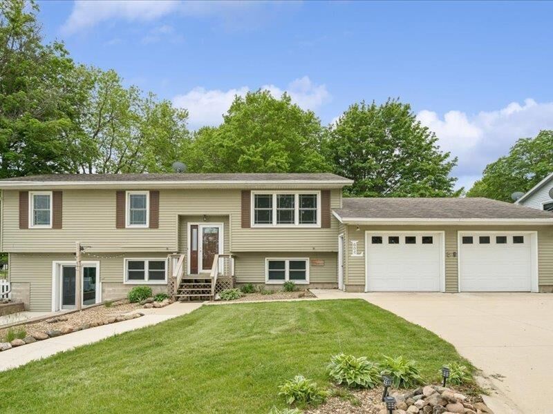 Property Photo:  604 Colgrove Drive  IA 52142 