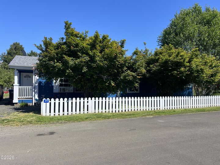 Property Photo:  210 NW Grinstead St Street  OR 97380 