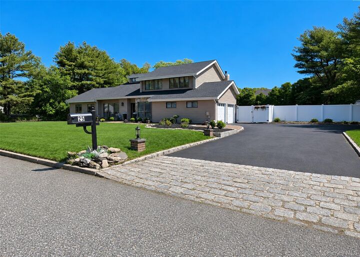 Property Photo:  25 Vineyard Way  NY 11766 