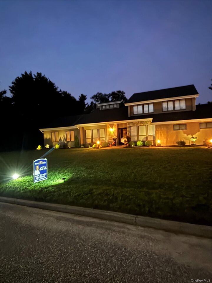 Property Photo:  25 Vineyard Way  NY 11766 