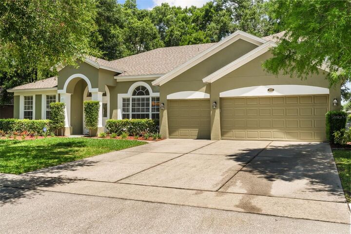 Property Photo: 433 Chinahill Court FL 32712
