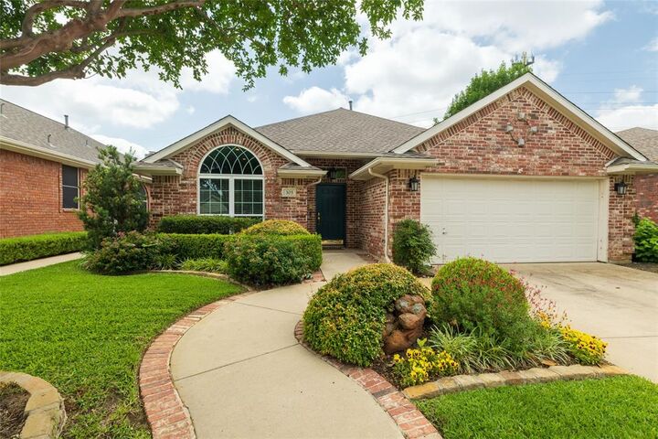 Property Photo:  305 Chantilly Court  TX 76054 