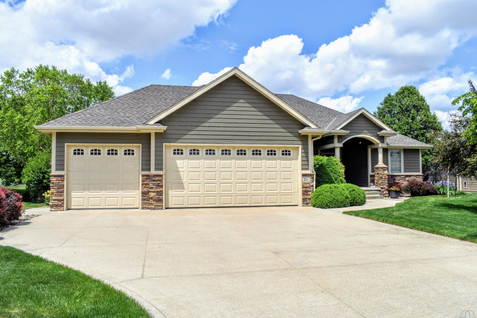 Property Photo: 211 E Sawgrass Trail SD 57049