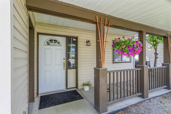 Photo de la propriété: 374 McTavish Crescent BC V1V 1P1