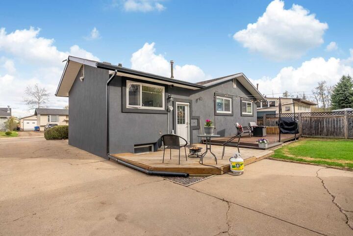 Property Photo:  18 Moberly Crescent  AB T9H 1G9 