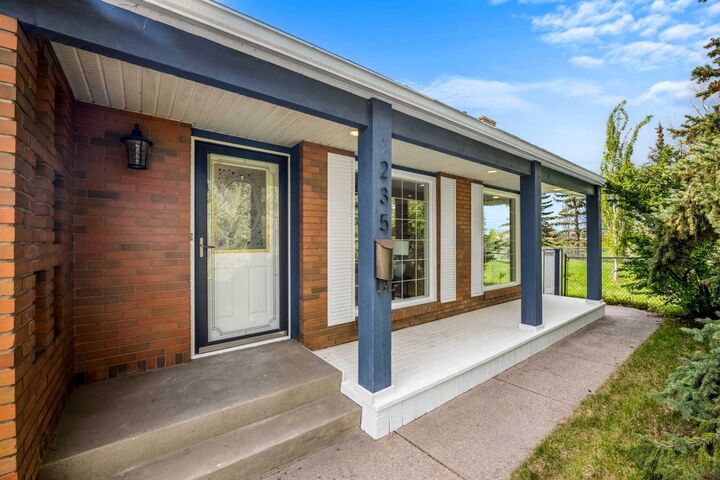Photo de la propriété:  235 Lake Rosen Crescent SE  AB T2J 3L9 