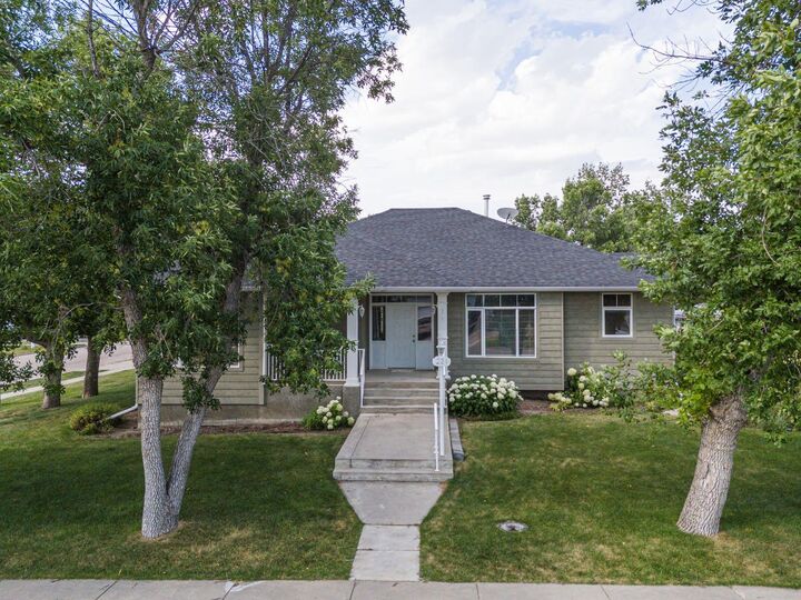 224 52 Avenue W — photo 1