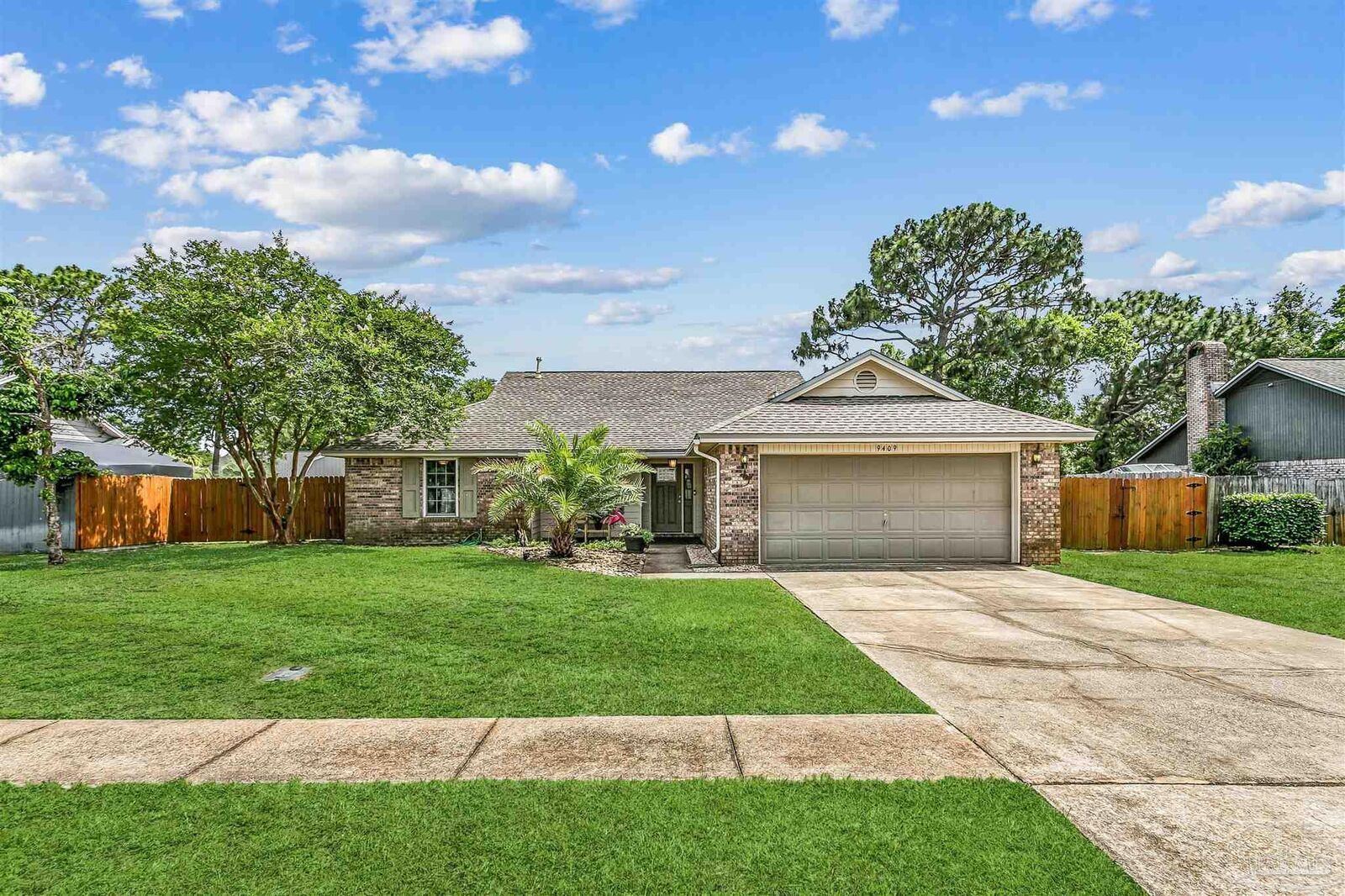 Property Photo: 9409 Victoria Ln FL 32566