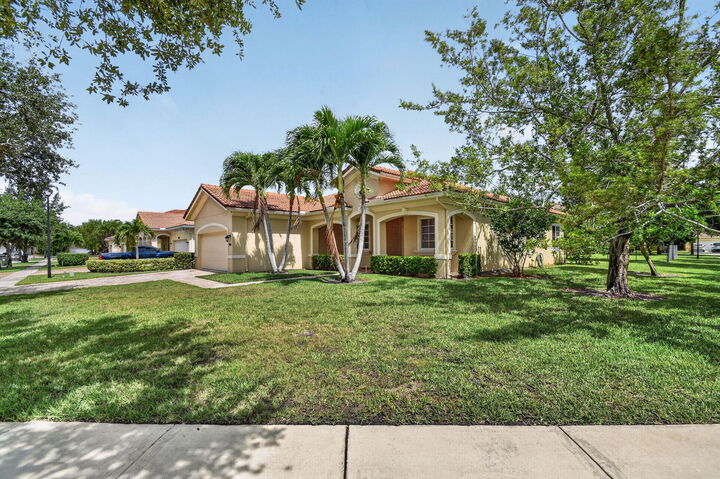 Property Photo:  6810 Osage Circle  FL 33413 